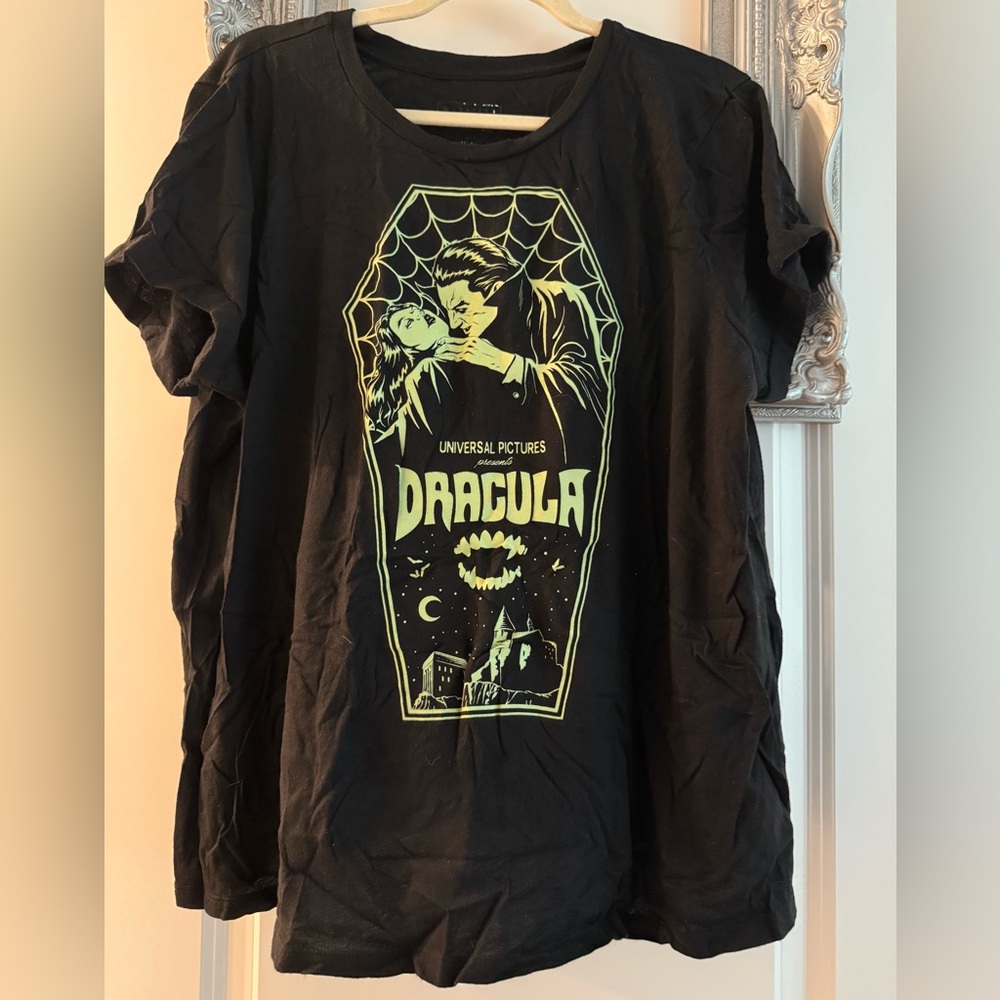 Torrid Plus Size 00 Black Tee Universal Pictures Dracula *Glows in the Dark*